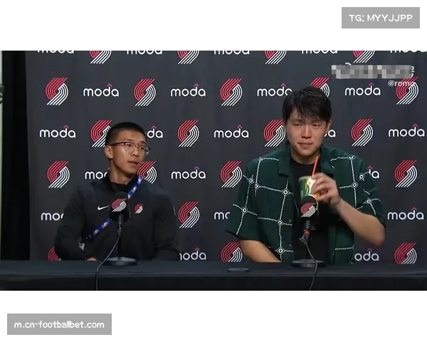 杨瀚森赛前赠球鞋展风范 杨瀚森赛前赠球鞋展风范